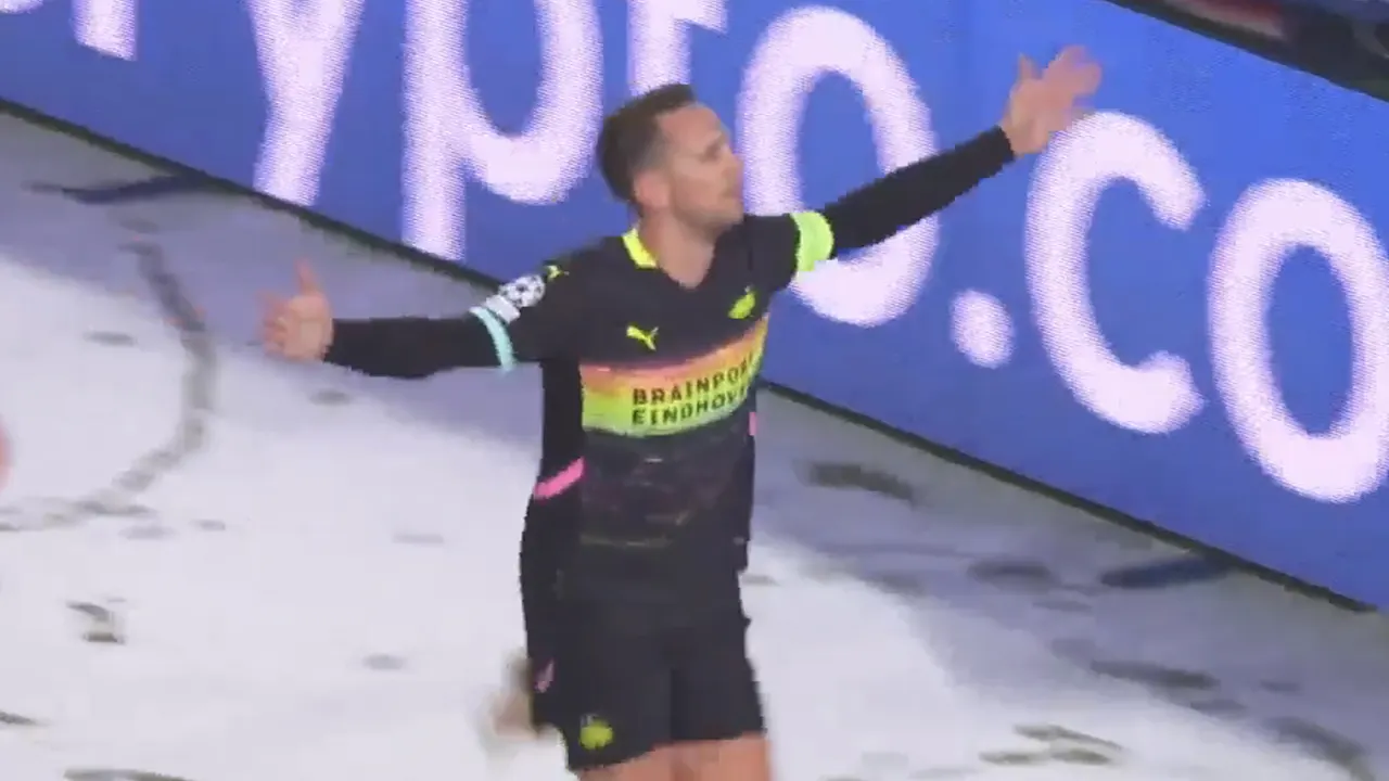 Videogoals: PSV op rozen bij Rode Ster Belgrado; Luuk de Jong kopt twee keer raak