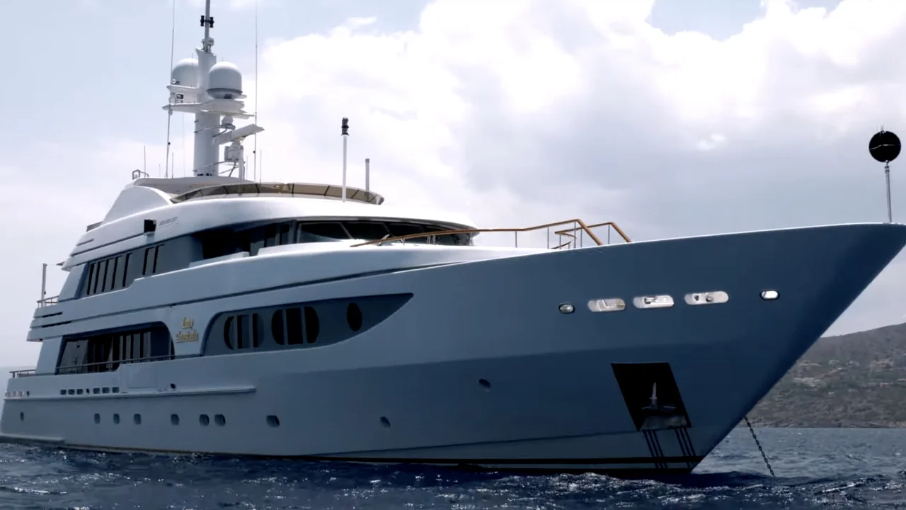 Oekraïense matroos brengt jacht Russische oligarch deels tot zinken