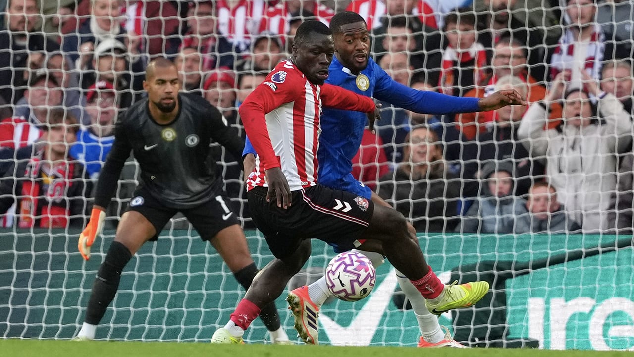 Videogoal: Brian Brobbey helpt Sunderland in minuut 93 aan zege bij Chelsea