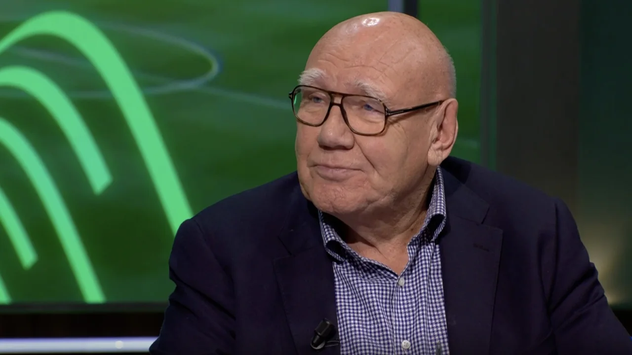 Kees snapt dat Infantino herkozen is: 'Want er zitten allemaal laffe zakken in die zaal!'