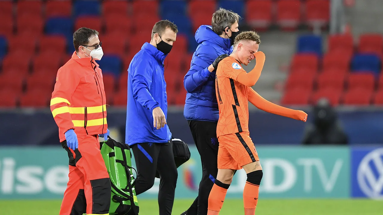 Geblesseerde Noa Lang verlaat trainingskamp Jong Oranje