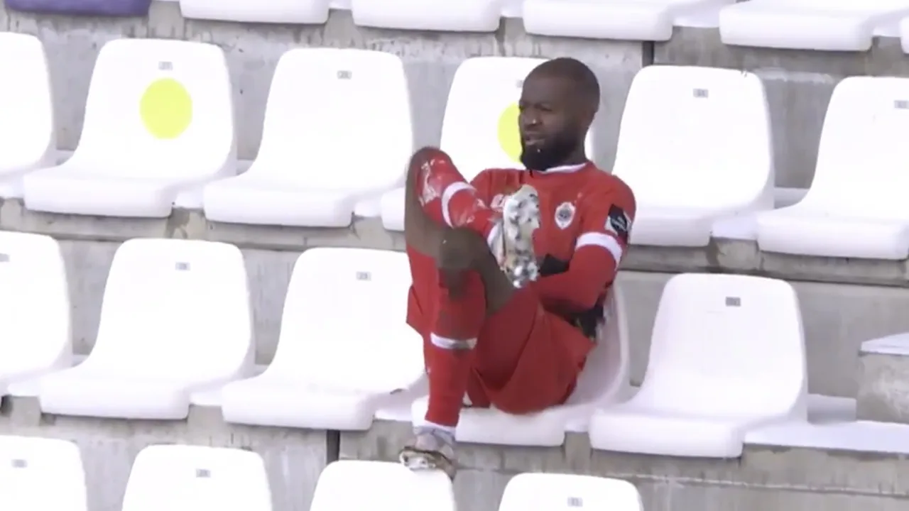 VIDEO - 'Enfant terrible' van Antwerp viert doelpunt op lege tribune