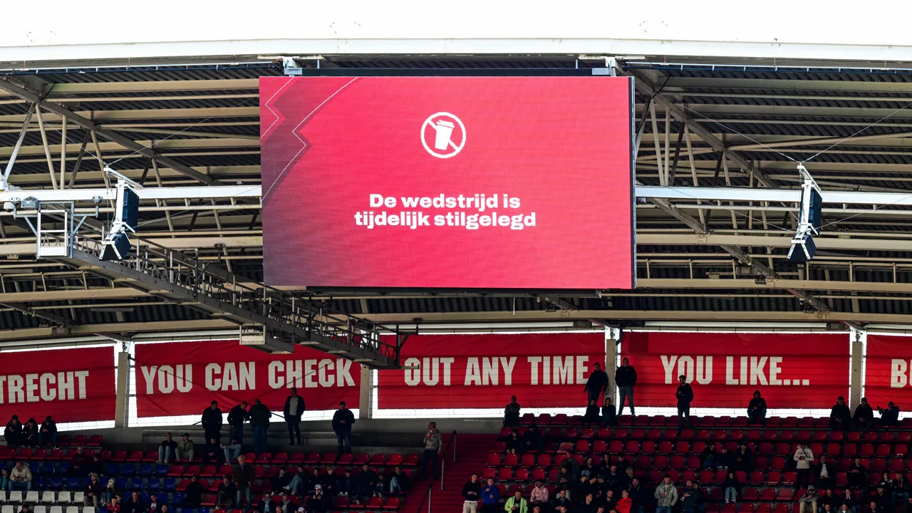 FC Utrecht - Ajax tot twee keer toe stilgelegd na voorwerpen op het veld