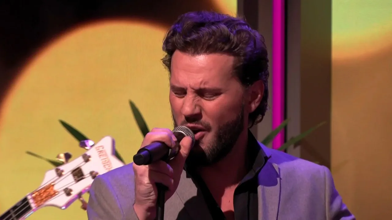 Bouke zet De Oranjezondag-studio op zijn kop met prachtige vertoning van 'Don't Be Cruel'