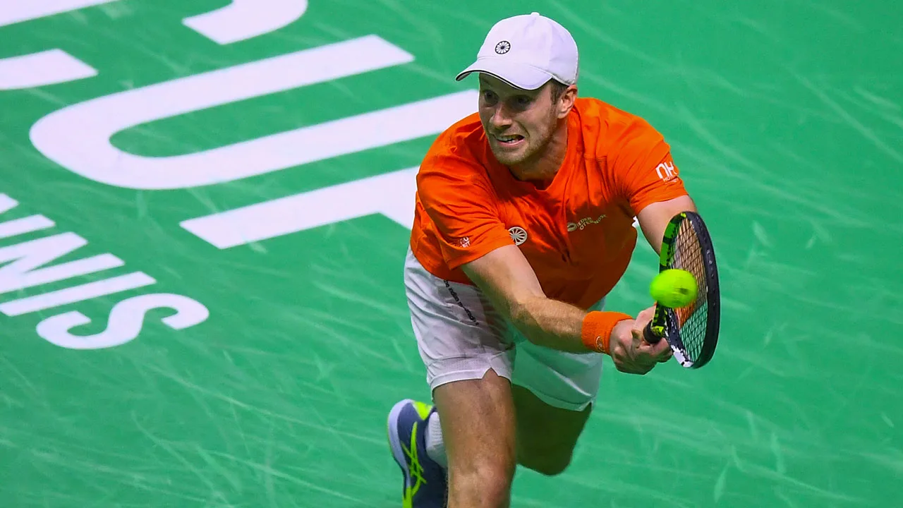 Nederland nadert historische Davis Cup-finale na zege Van de Zandschulp