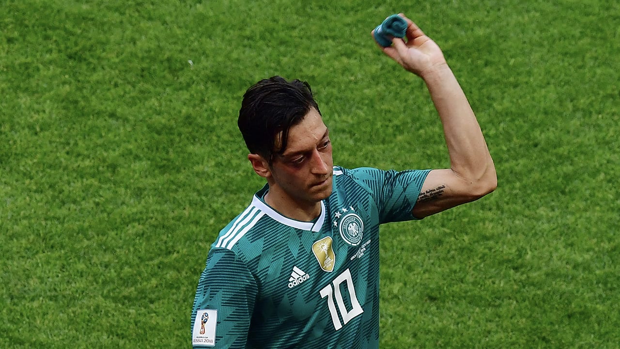 Mesut Özil beëindigt per direct profcarrière