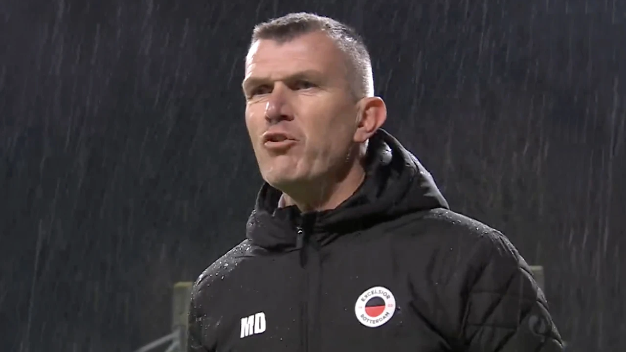 Dijkhuizen woest op vierde man: 'Je hebt één job, tjongejonge!'