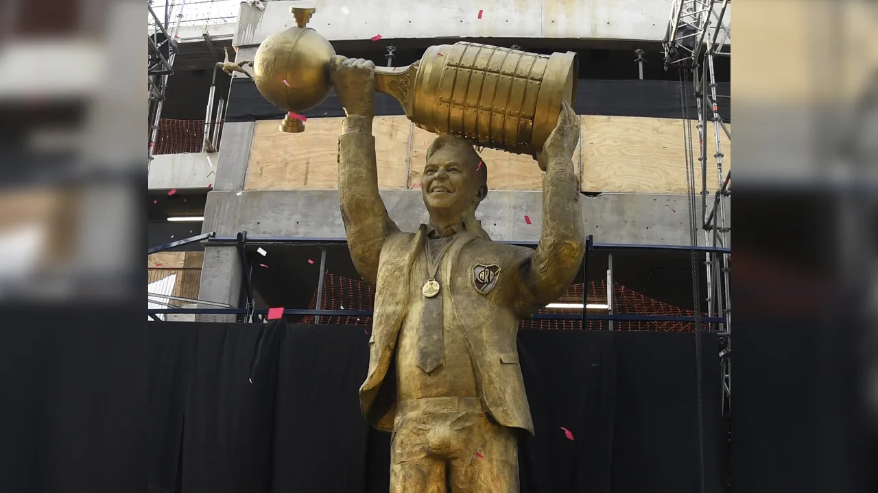 Standbeeld ex-coach River Plate oogst bewondering en hilariteit