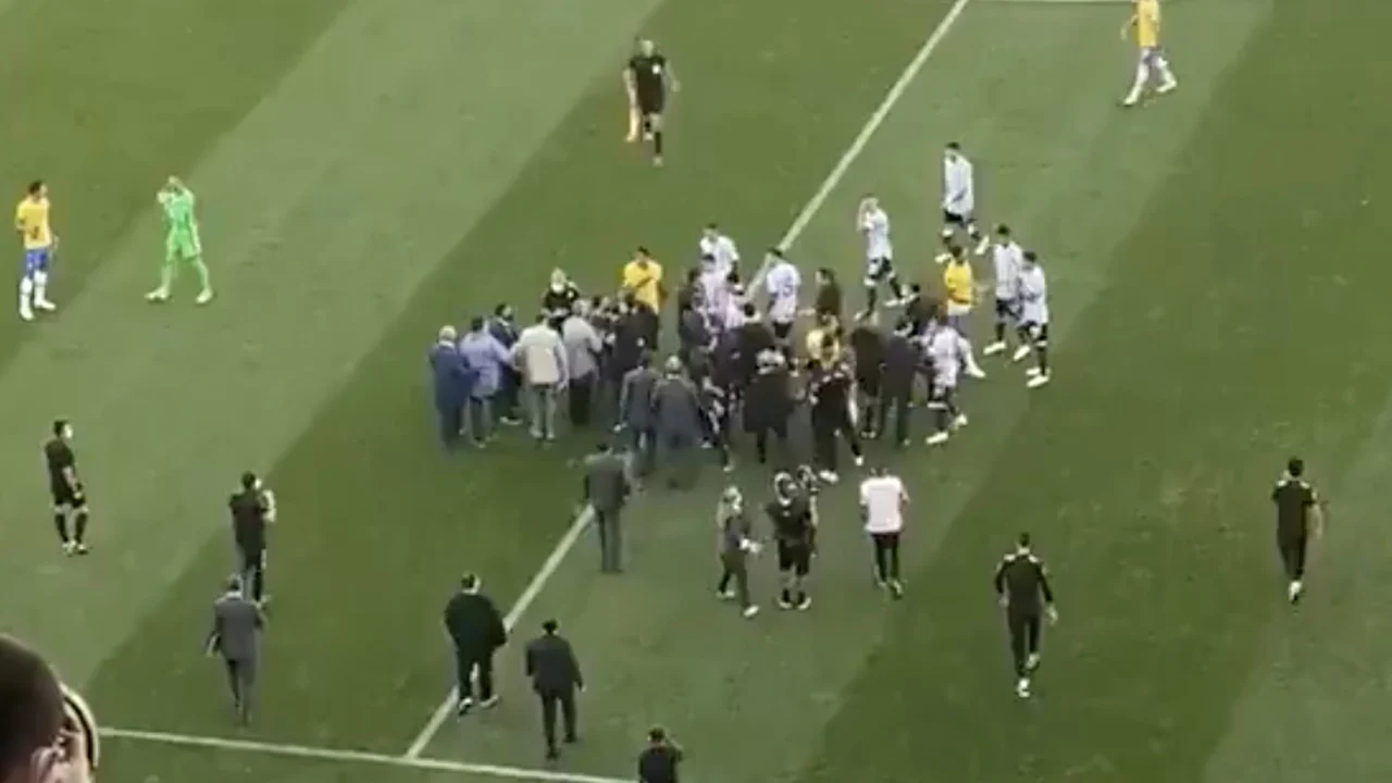 Officials betreden het veld om spelers weg te halen, Brazilië-Argentinië definitief gestaakt