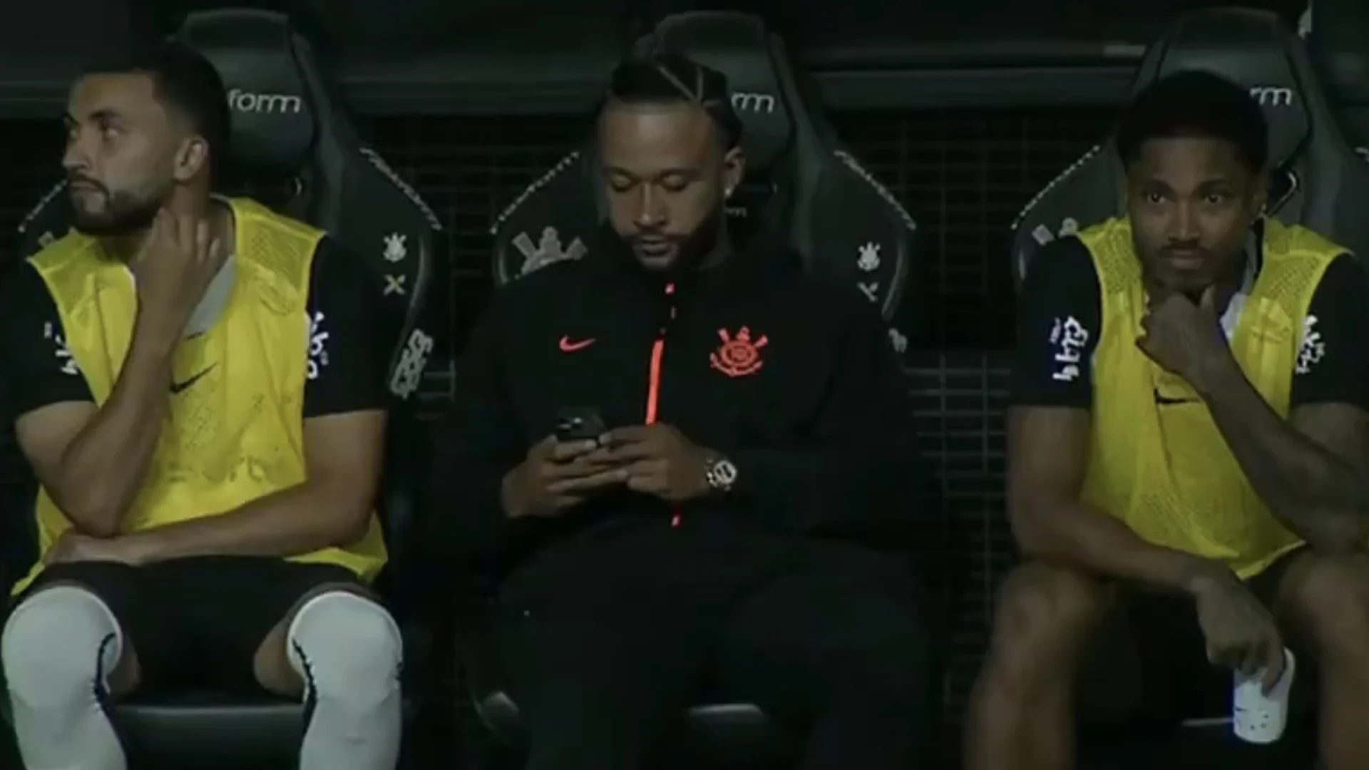 Memphis valt geblesseerd uit en zoekt vanaf de bank direct contact met medische staf Oranje