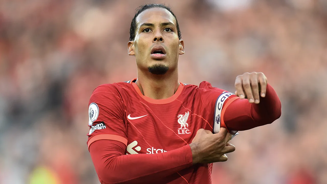 Van Dijk bezoekt kleedkamer Shrewsbury Town: 'Hij is een gentleman'