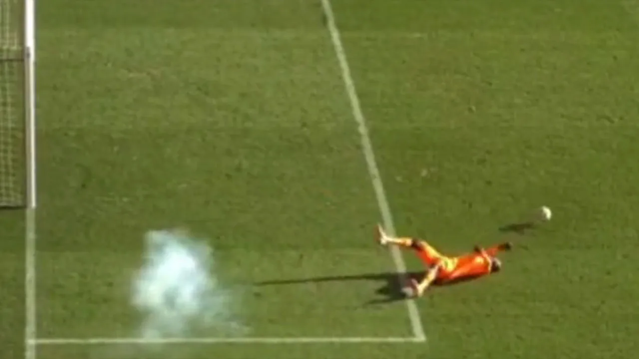 Ligue 1-duel gestaakt: keeper met brancard van veld nadat vuurwerk bij zijn voeten ontploft