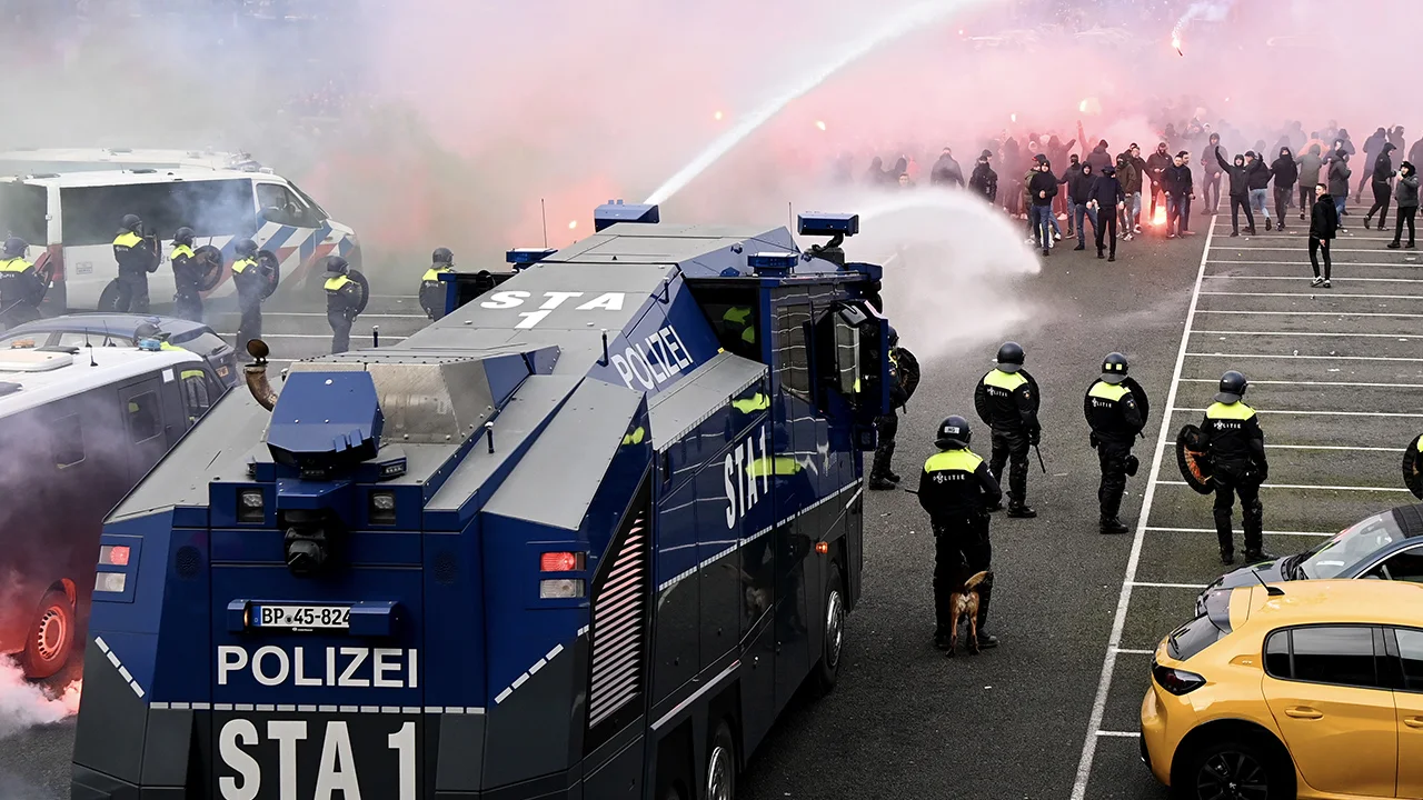 Aanhoudingen bij De Kuip na gooien vuurwerk richting politie