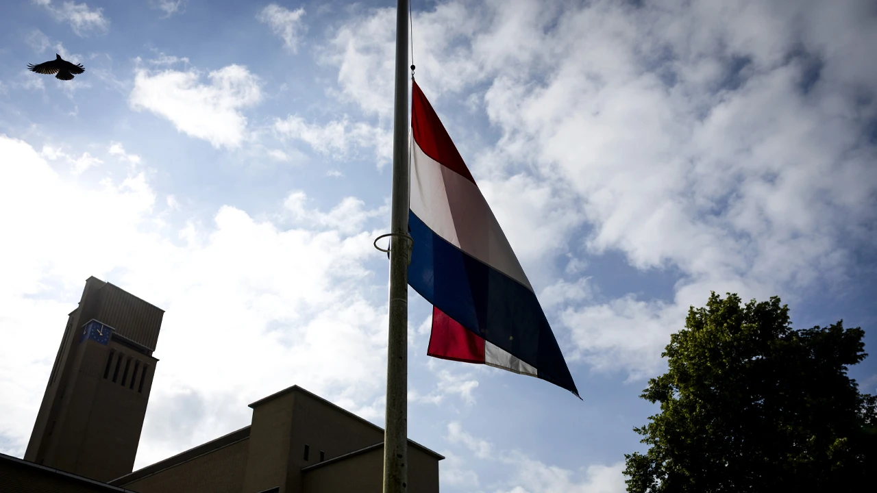 Tientallen gemeenten hangen vlag halfstok om MH17