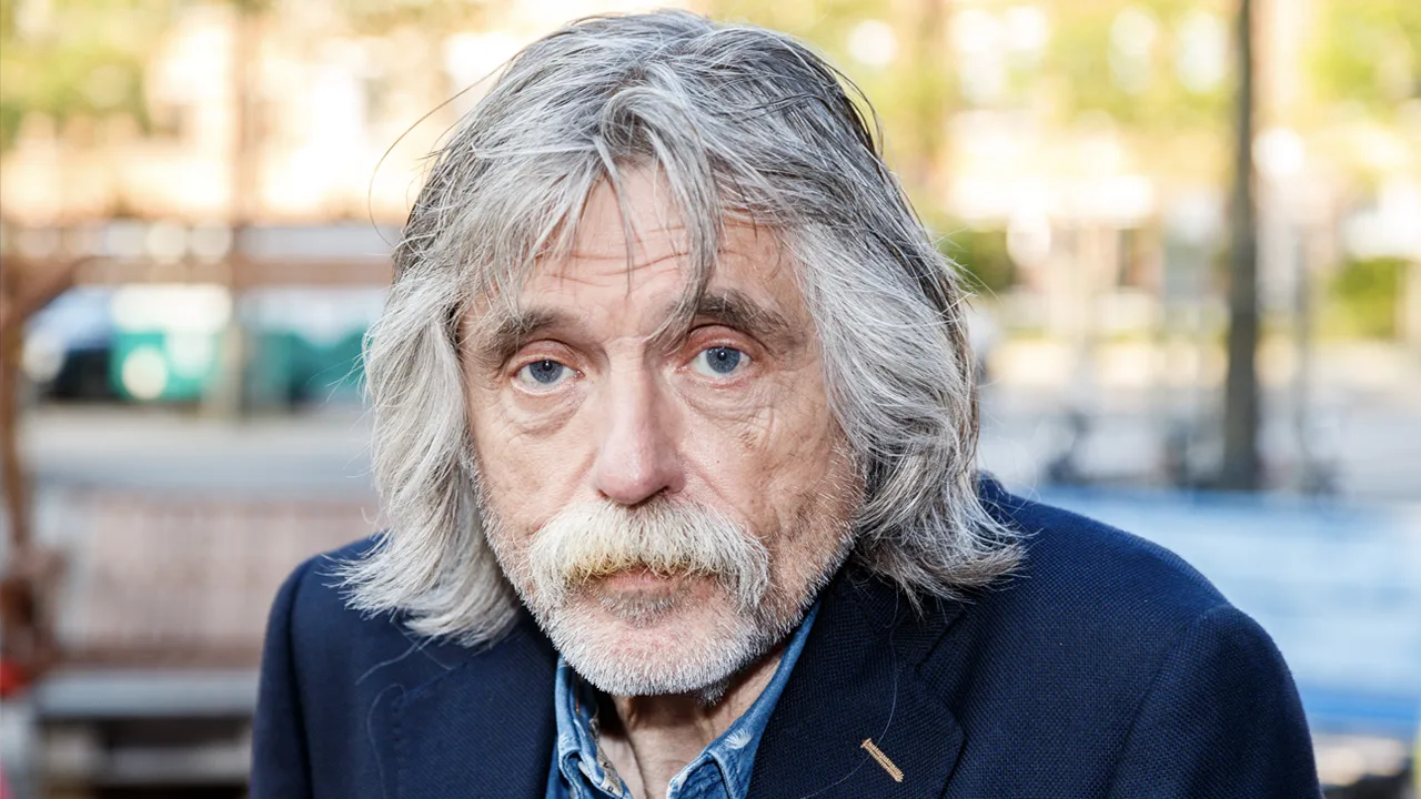Johan Derksen laat muziek spreken bij eerste radio-optreden na rel