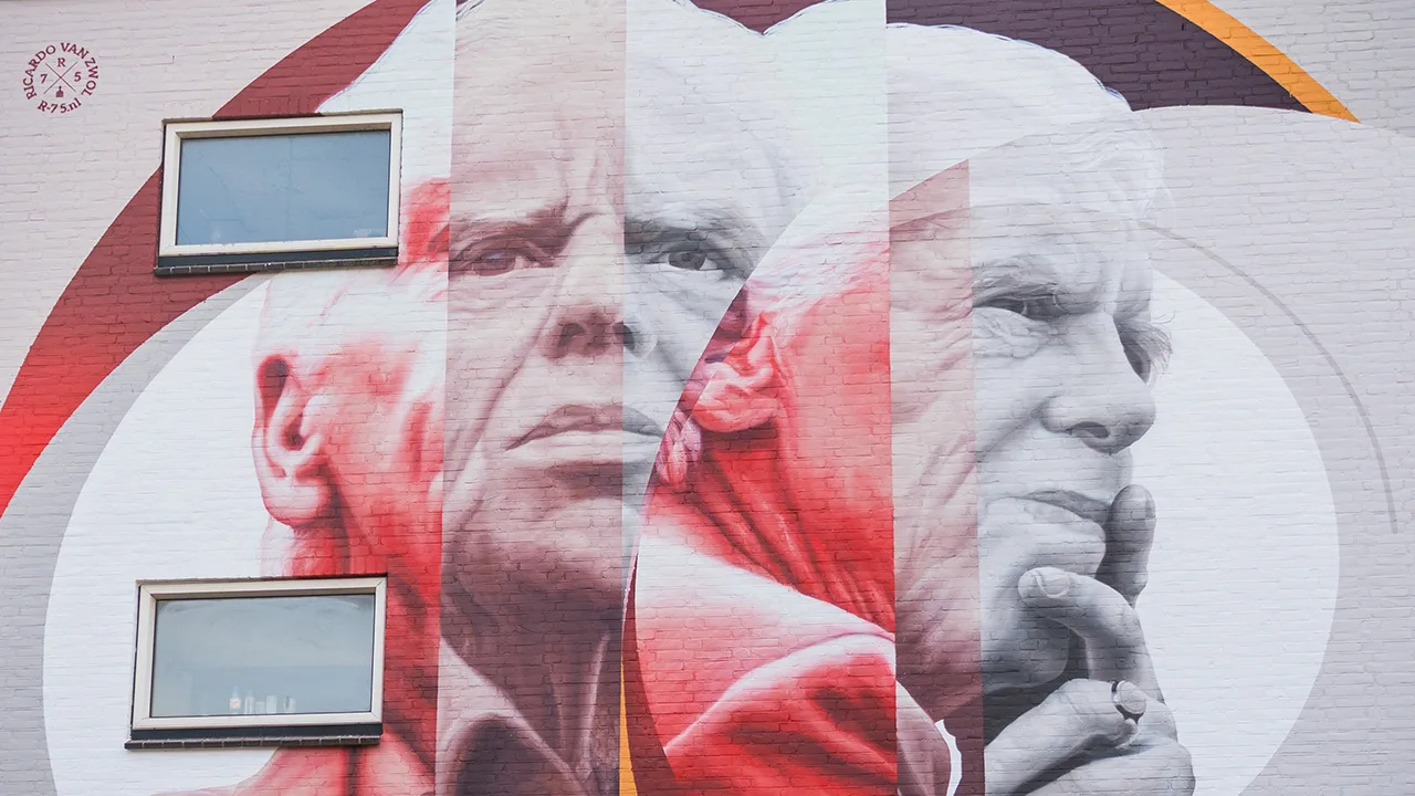 Reusachtige muurschildering van Leo Beenhakker onthuld