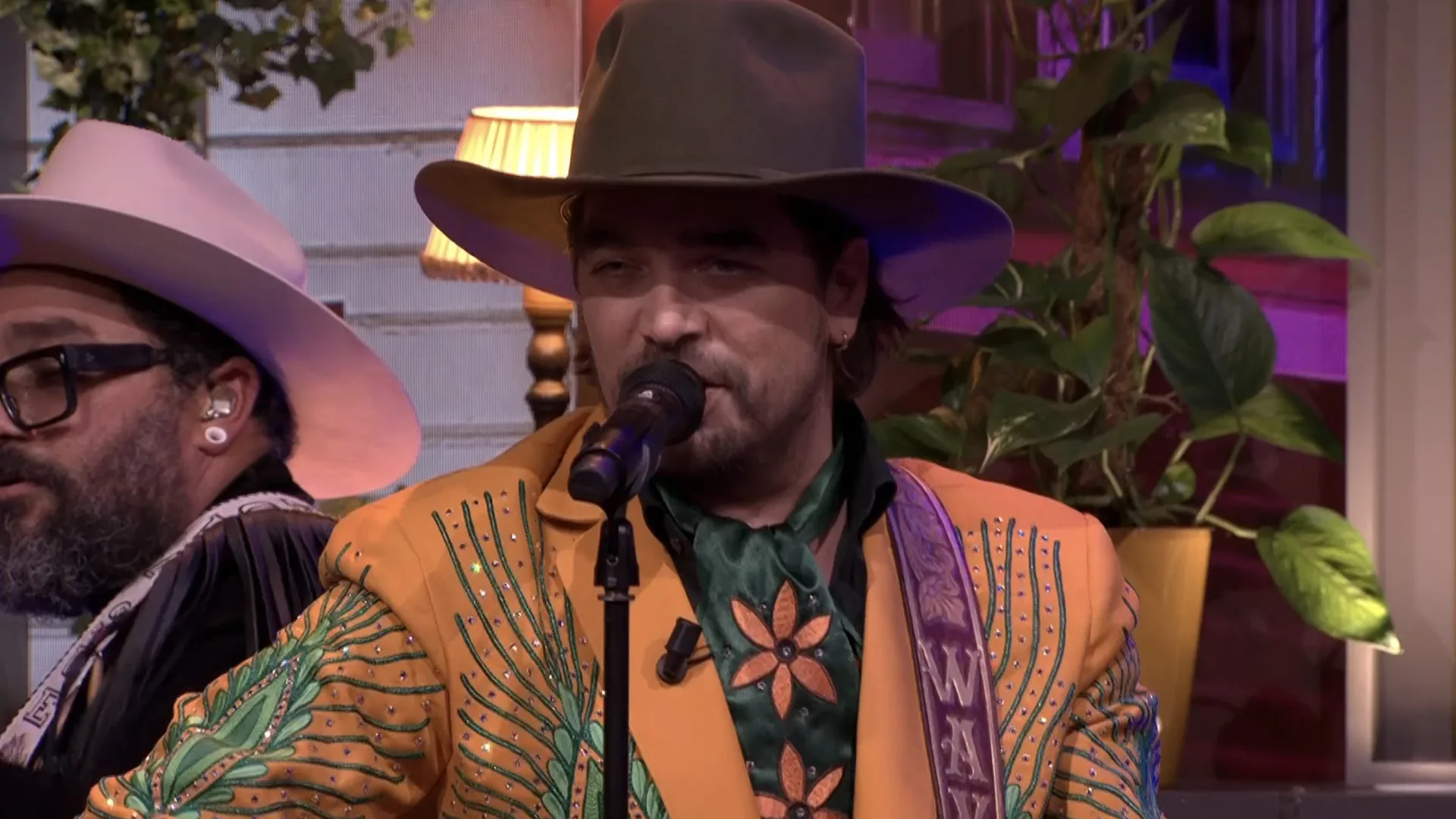 Waylon brengt countrysound naar De Oranjezondag-studio met 'Let's Get This Over With'