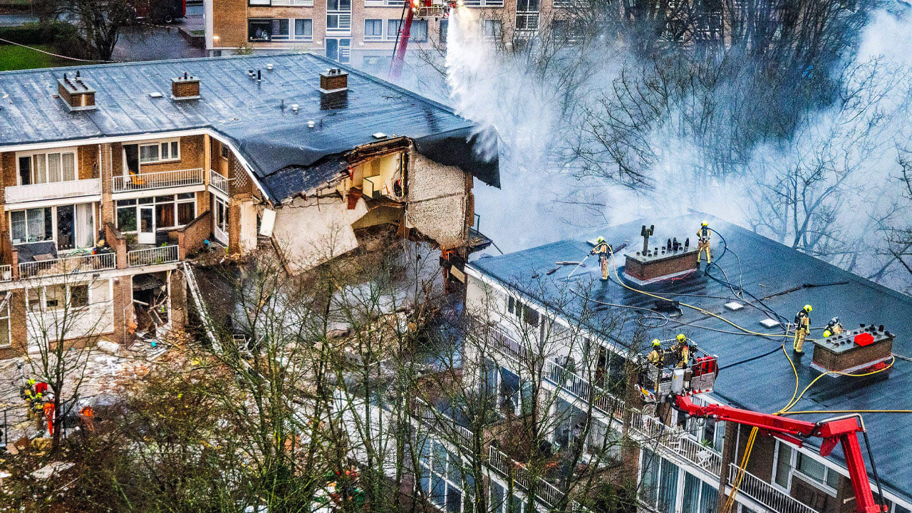 Enorme ravage na explosie in portiekflat Den Haag