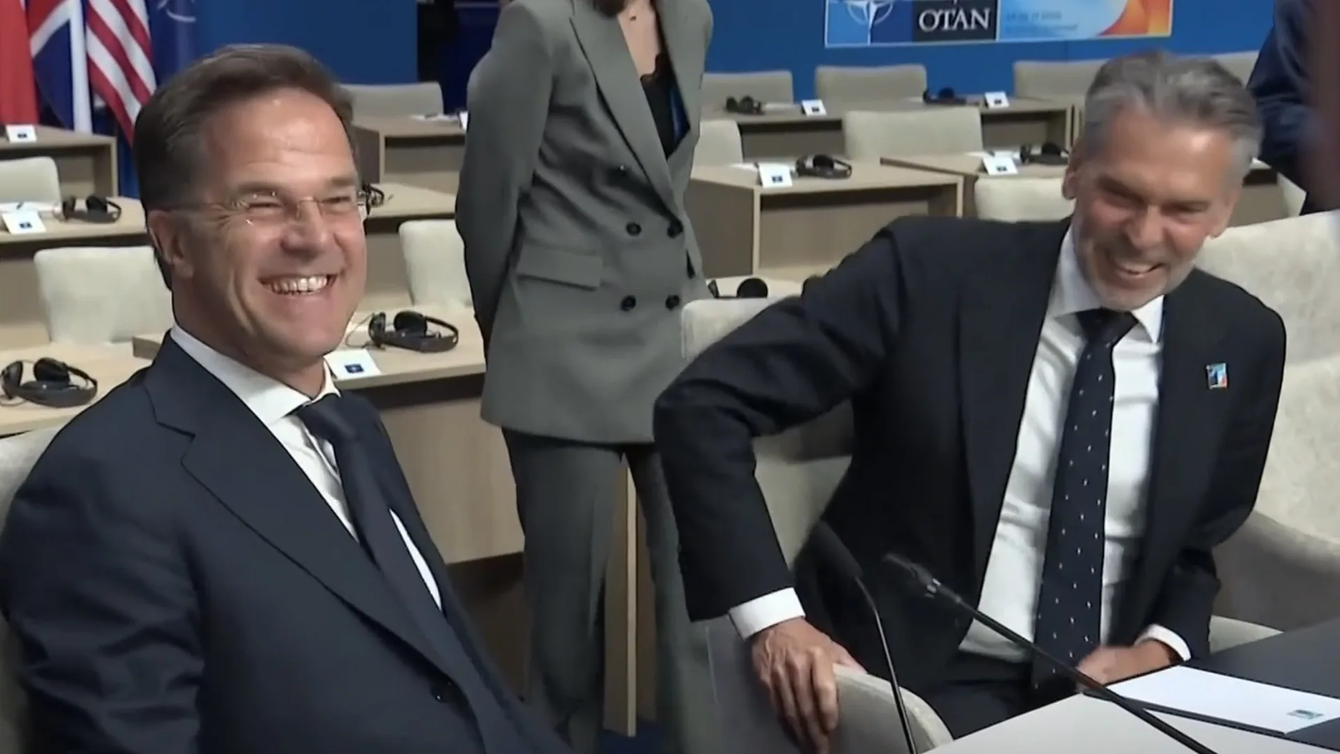 Mark Rutte test microfoon op NAVO-top: ‘Jazeker, de Hypotheker!’