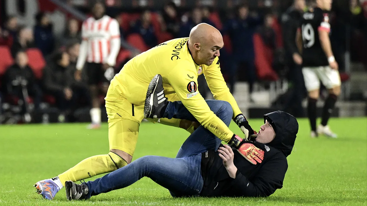 Video: Toeschouwer betreedt het veld en belaagt Sevilla-doelman Dmitrovic