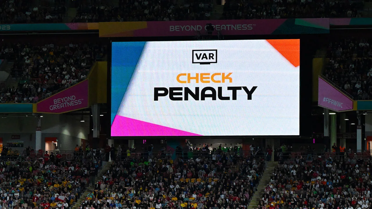 UEFA gaat beslissing VAR op grote schermen uitleggen tijdens EK