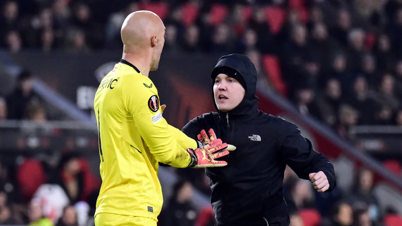Supportersvereniging PSV stuurt Sevilla-keeper bloemen als steun