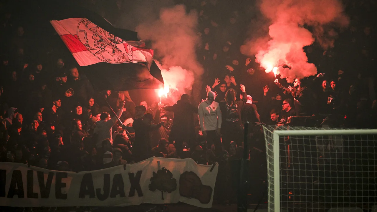 Video: Kwamen Ajax-hooligans zó de Johan Cruijff Arena binnen met vuurwerk?