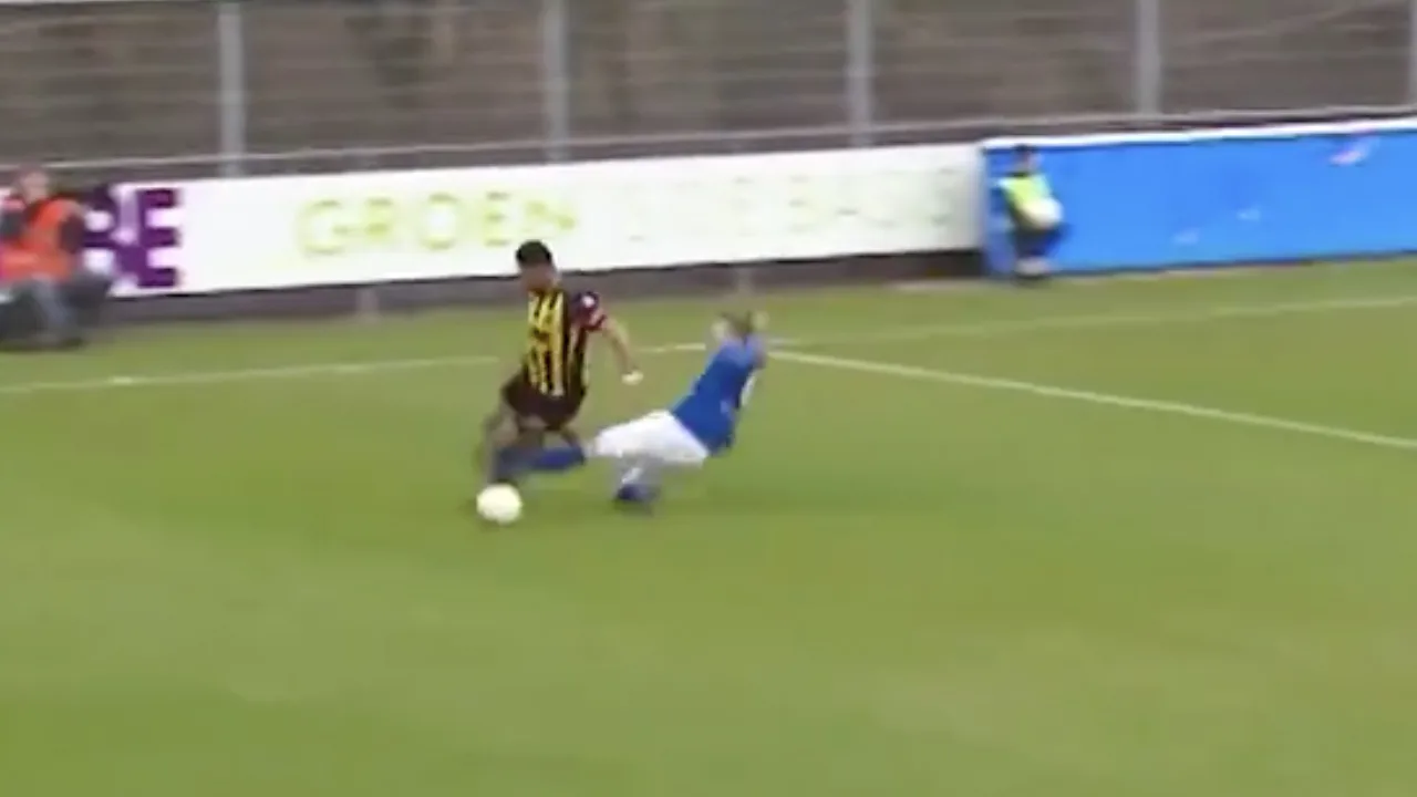 ZO DAN! Keiharde zaag in Tweede Divisie, scheids geeft slechts geel