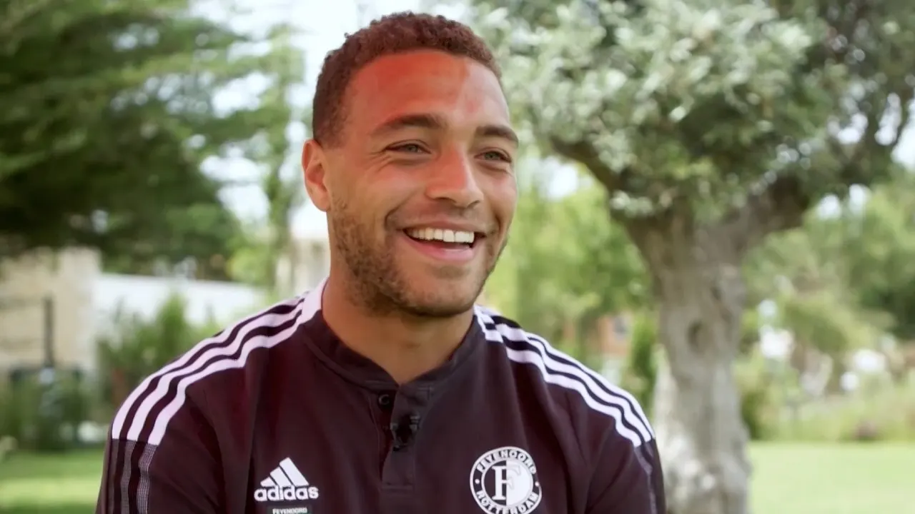 Dessers lacht om nummer 'Oh Arne' voor Slot: 'Het is een vrij emotioneel lied!'