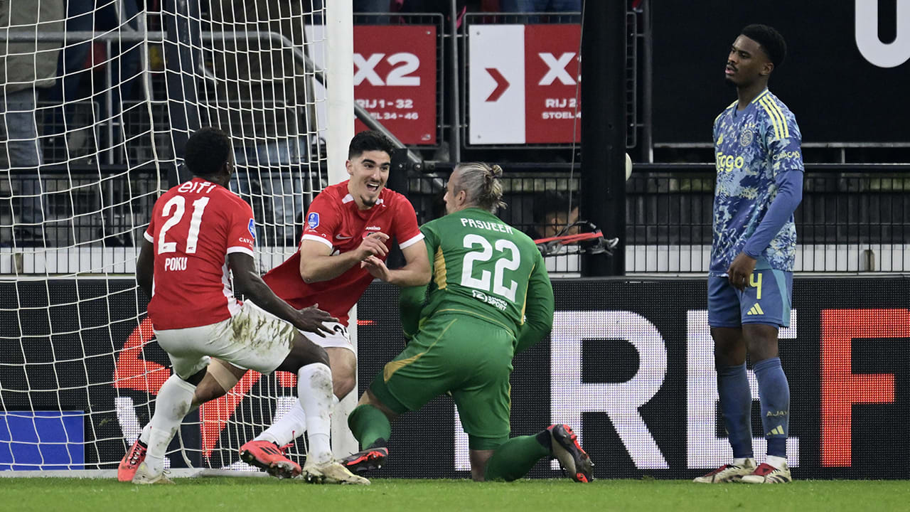 Ajax verliest koploper PSV verder uit het zicht na nederlaag bij AZ 
