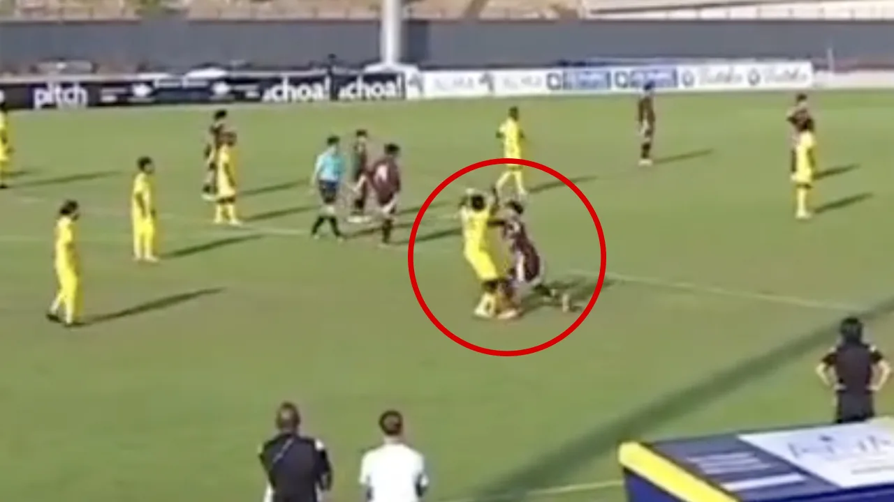 Video: Feyenoord-spits Carrillo deelt vuistslag uit tijdens jeugdinterland en krijgt rood