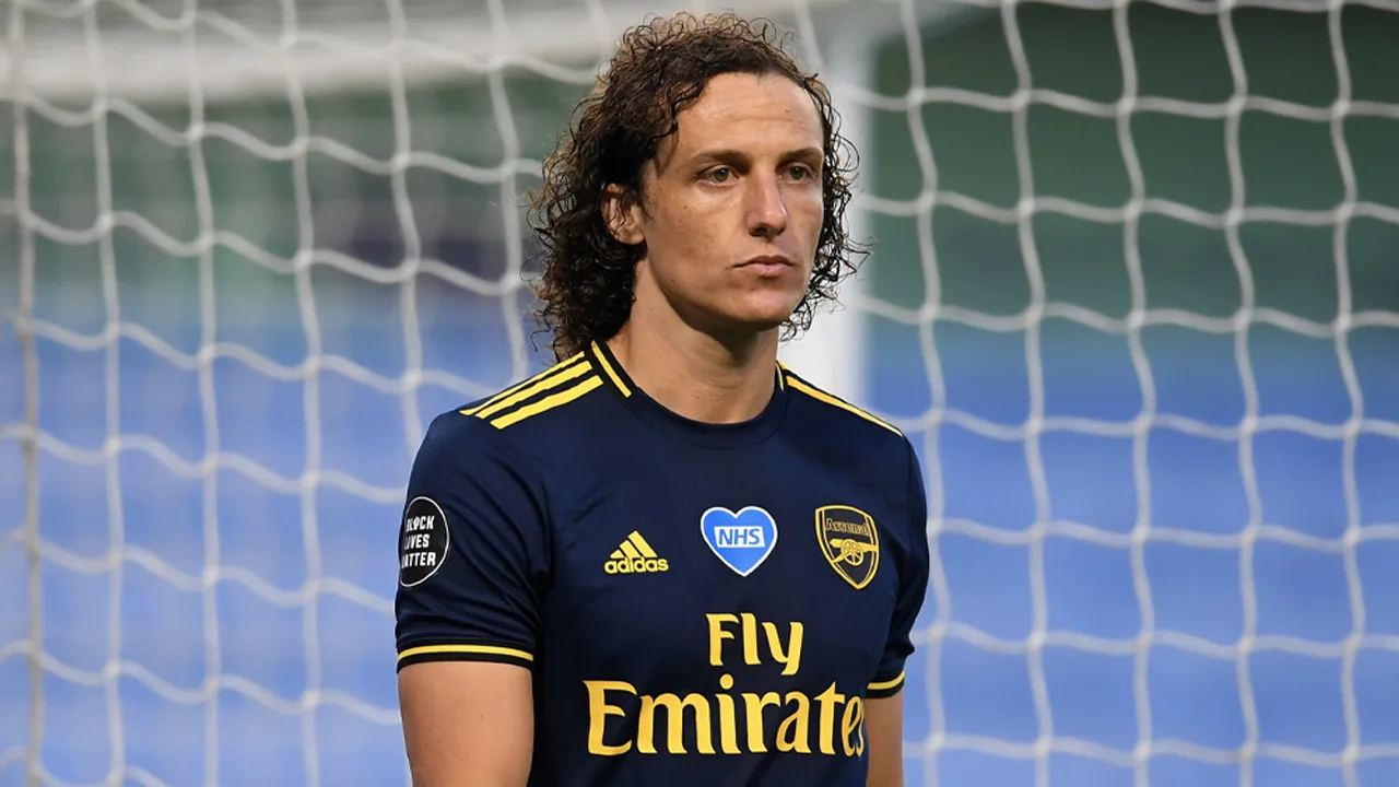 'Arsenal verrast en gaat contract van schlemiel David Luiz verlengen'