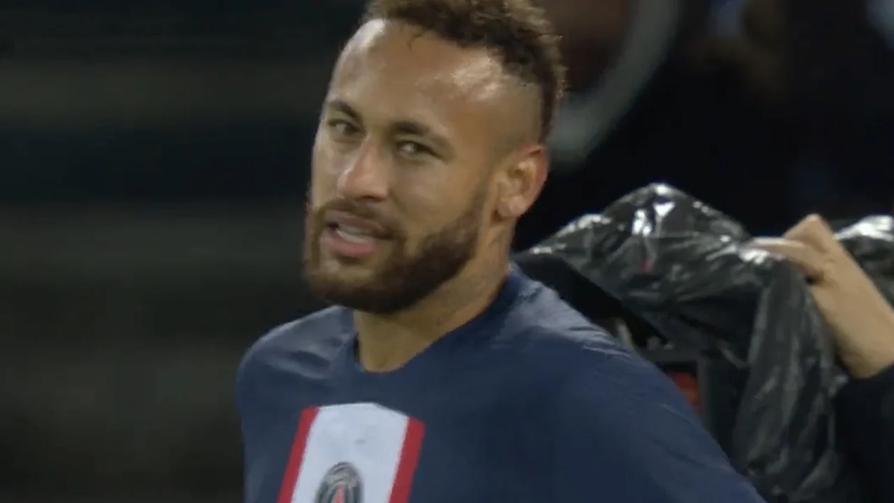 Video: oliedomme rode kaart voor Neymar na schwalbe