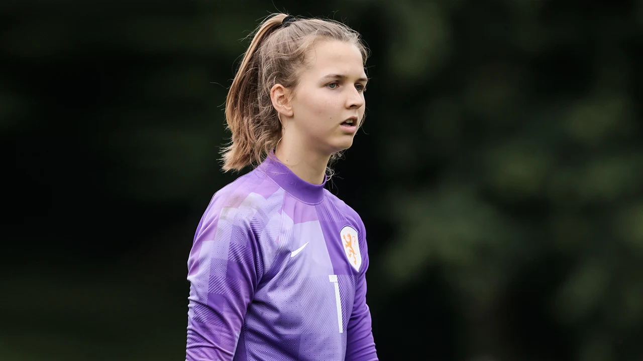 Duel Ajax-AZ gestaakt na zware botsing Liefting; AZ-keepster loopt hersenschudding op