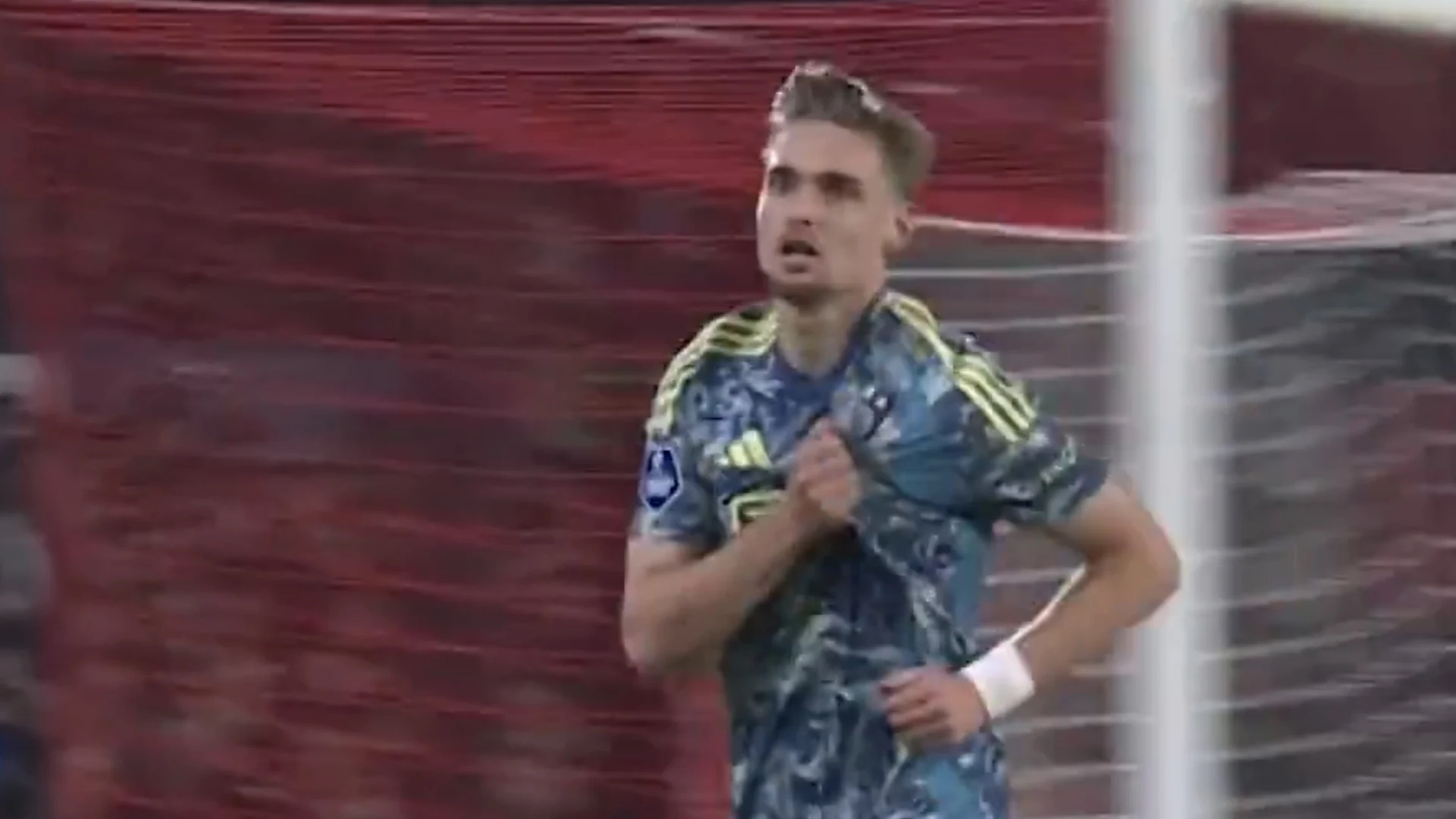 Videogoal: Taylor zet Ajax in zesde minuut op voorsprong in Klassieker