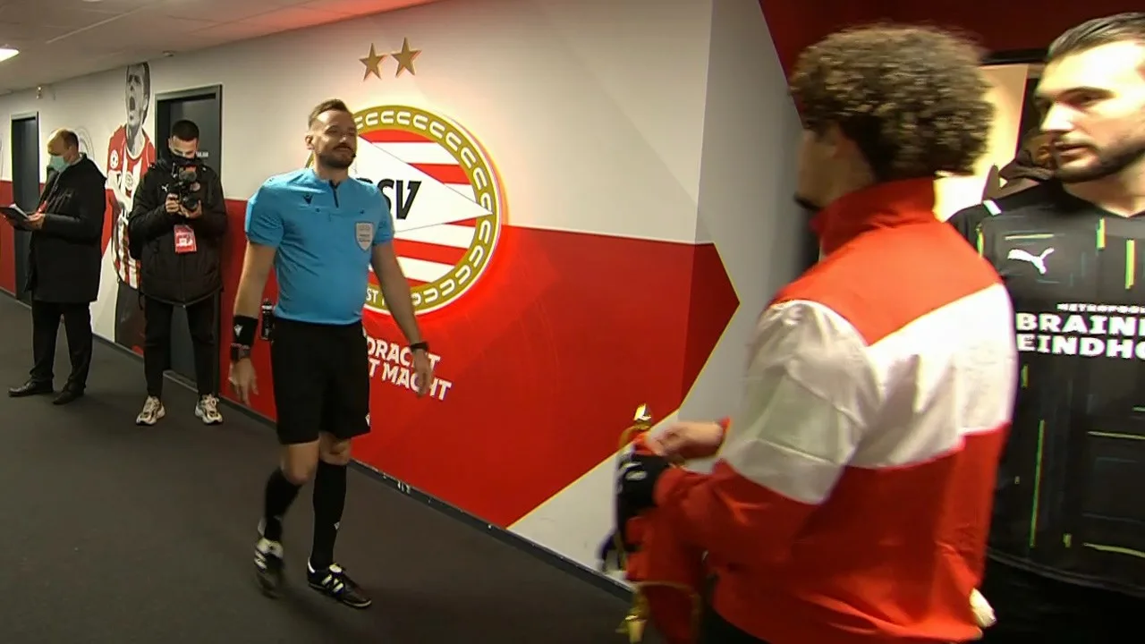 OPMERKELIJK: Luister wat de scheidsrechter hier zegt tegen Carlos Vinícius