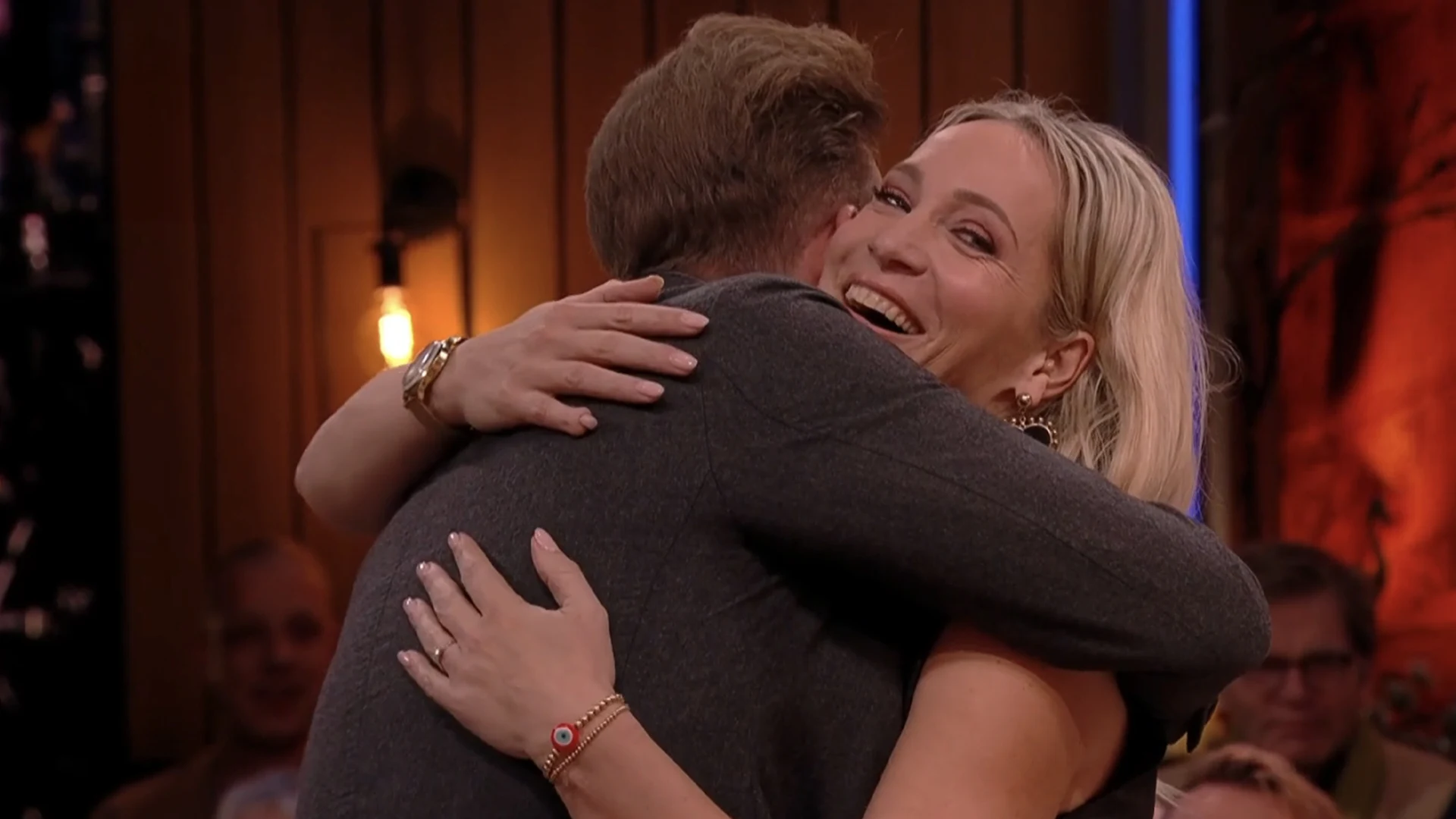 Throwback: Rutger Castricum onderbreekt uitzending De Oranjewinter voor dikke knuffel aan Hélène