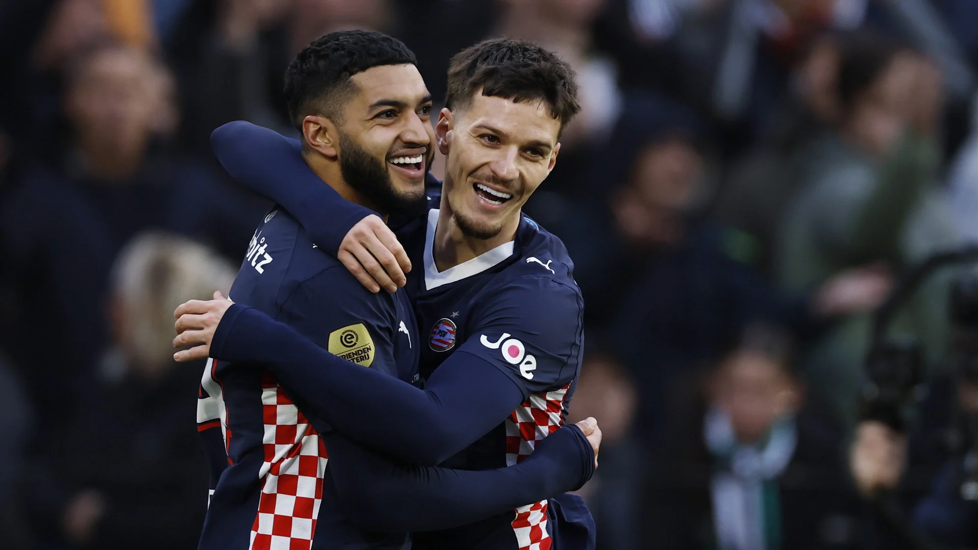 PSV bezorgt koploper Feyenoord eerste nederlaag in Eredivisie