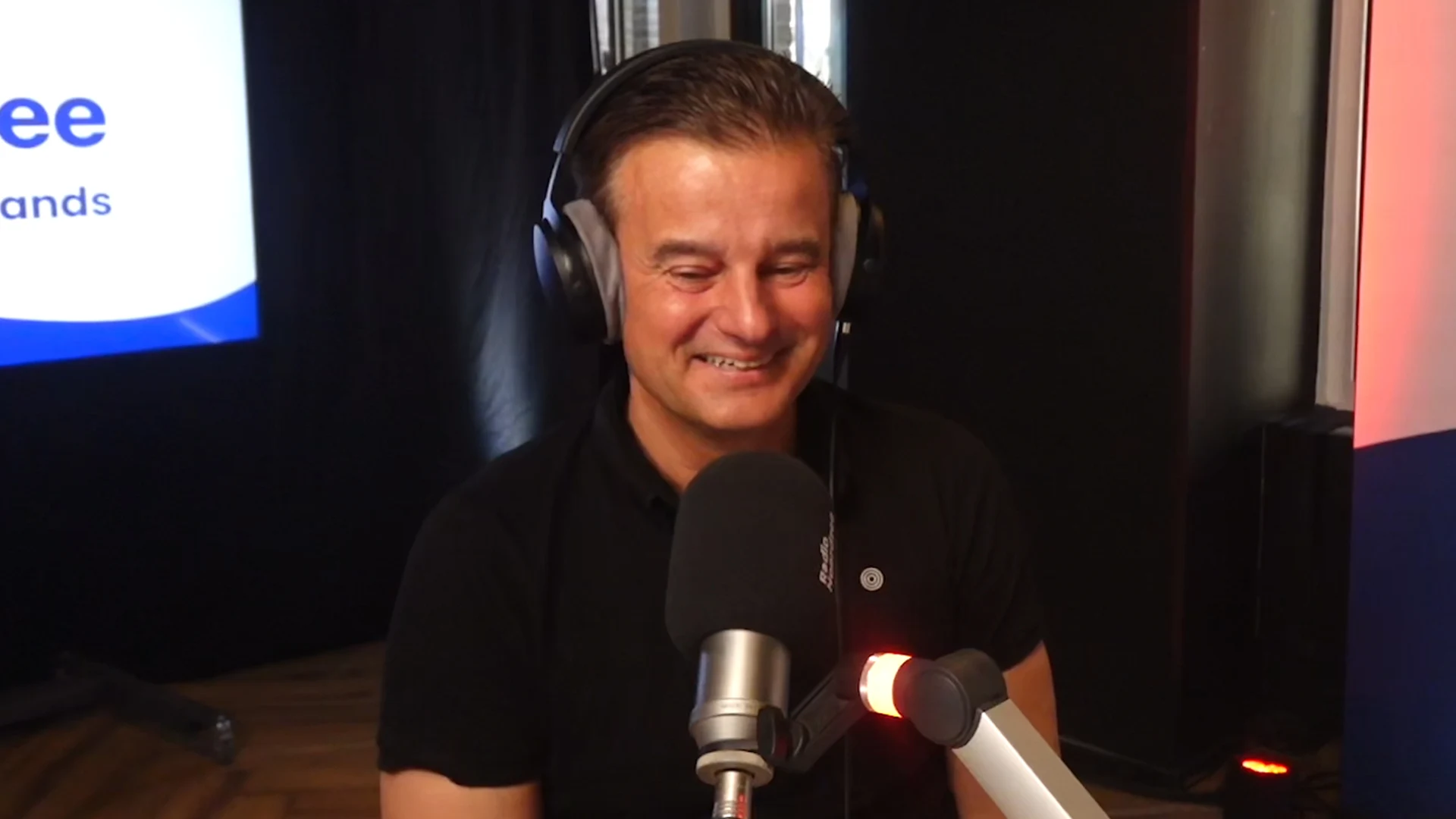 Wilfred begint show op Radio Noordzee met zijn eigen nummer: ‘Schaamteloos is het, schaamteloos!'