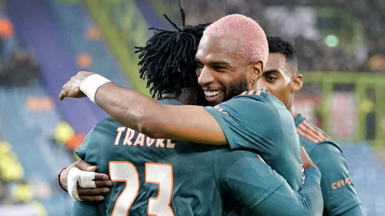 Ajax verslaat Vitesse en bereikt halve finale KNVB-beker