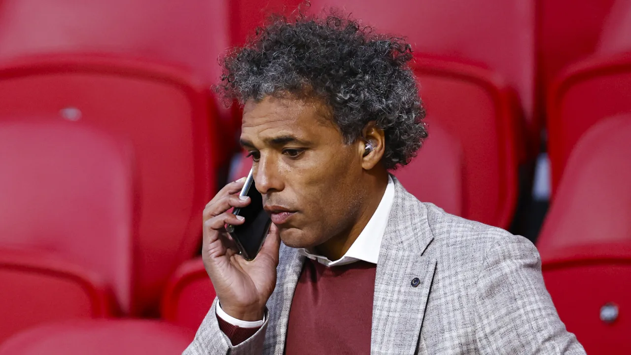 Dit is zondag de vervanger van Pierre van Hooijdonk bij Studio Voetbal