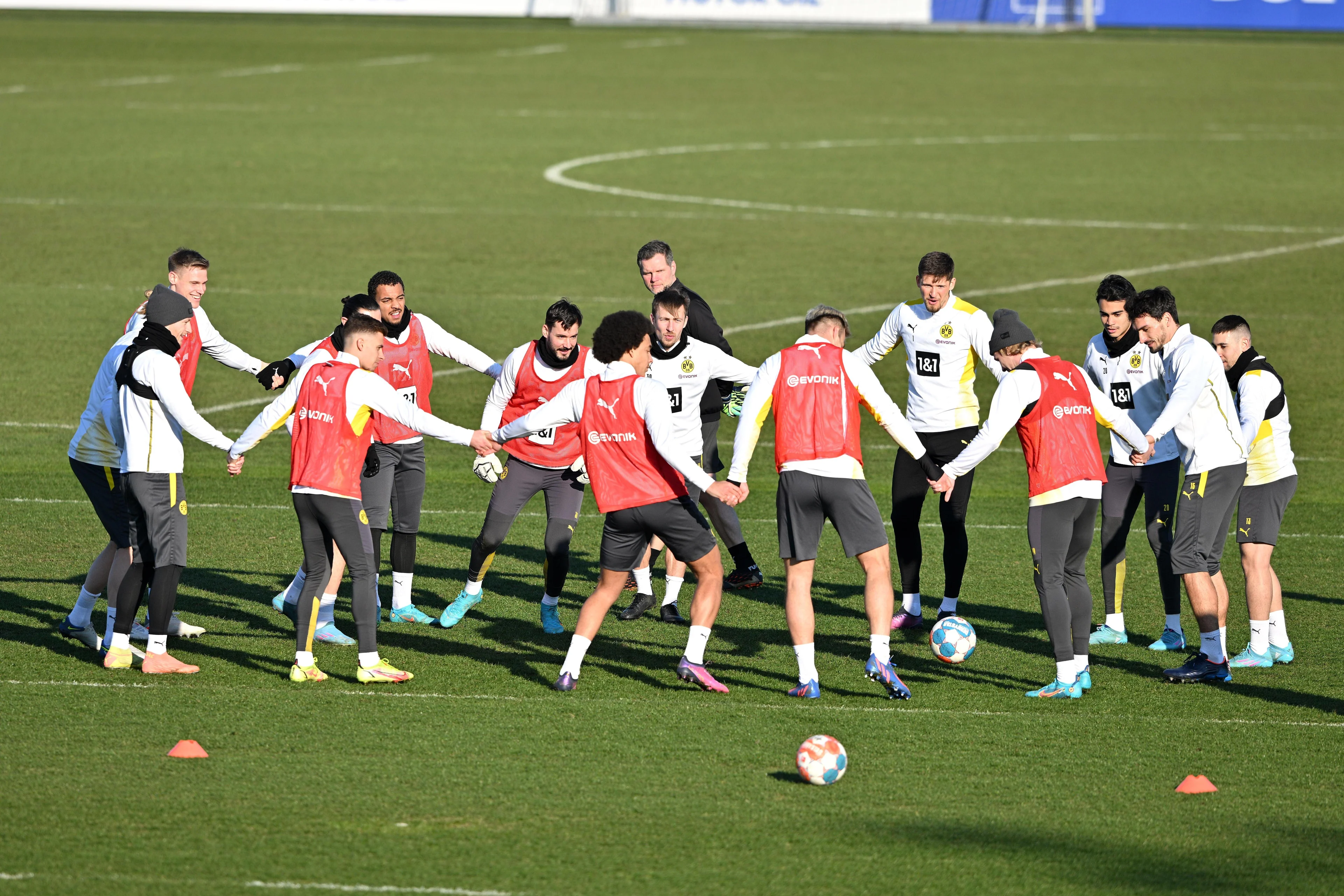 Borussia Dortmund laat twee uit Oekraïne gevluchte voetballers meetrainen