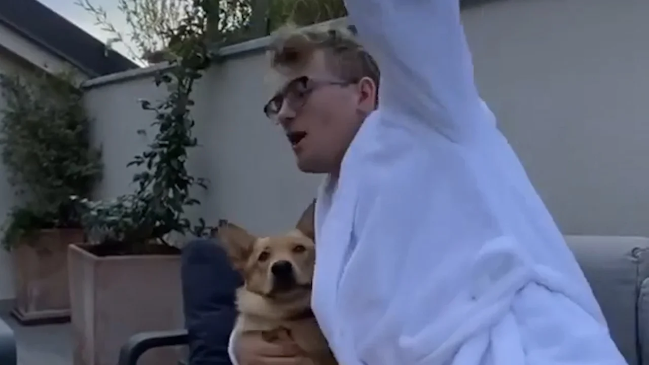 Matthijs de Ligt viert landstitel met hond 
