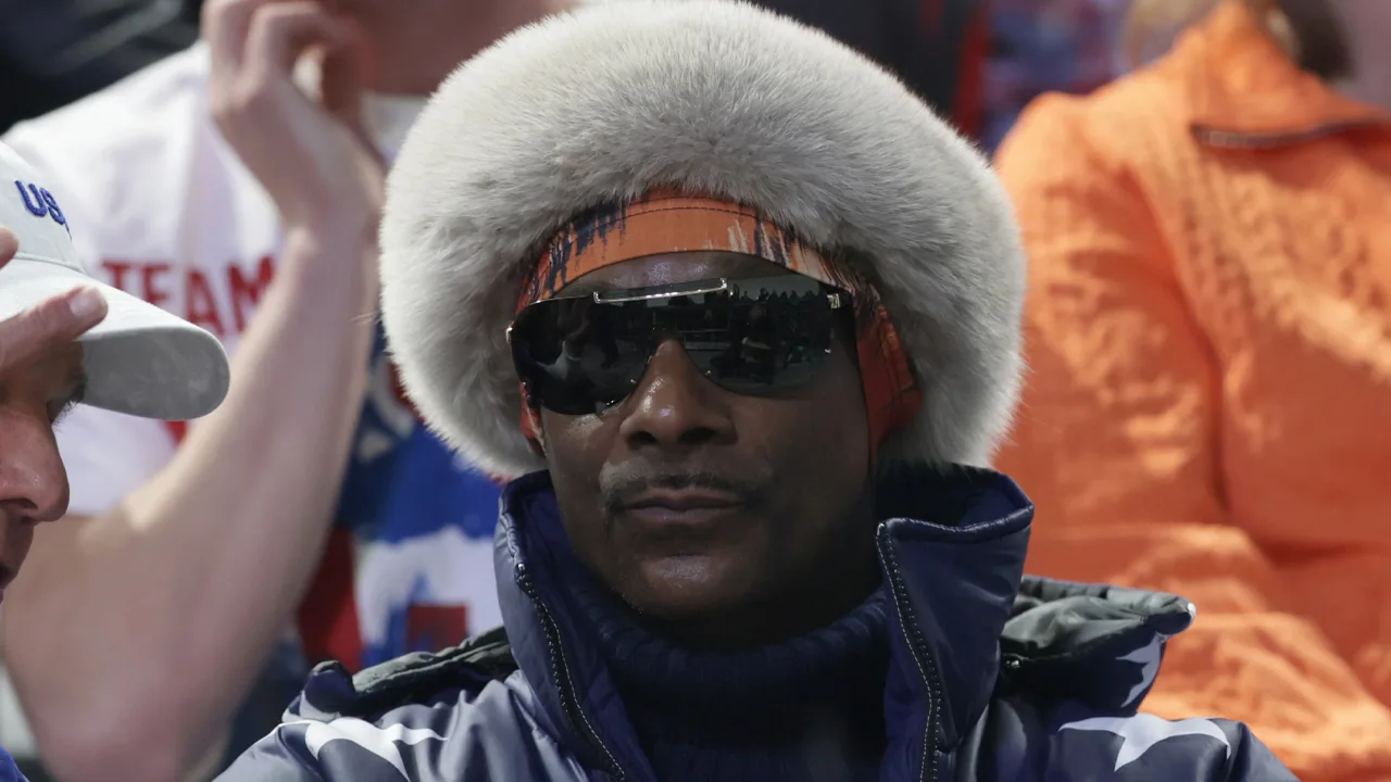 Nederlandse schaatsfan worstelt op tribune met beveiligers Snoop Dogg: 'Sodemieter op!'