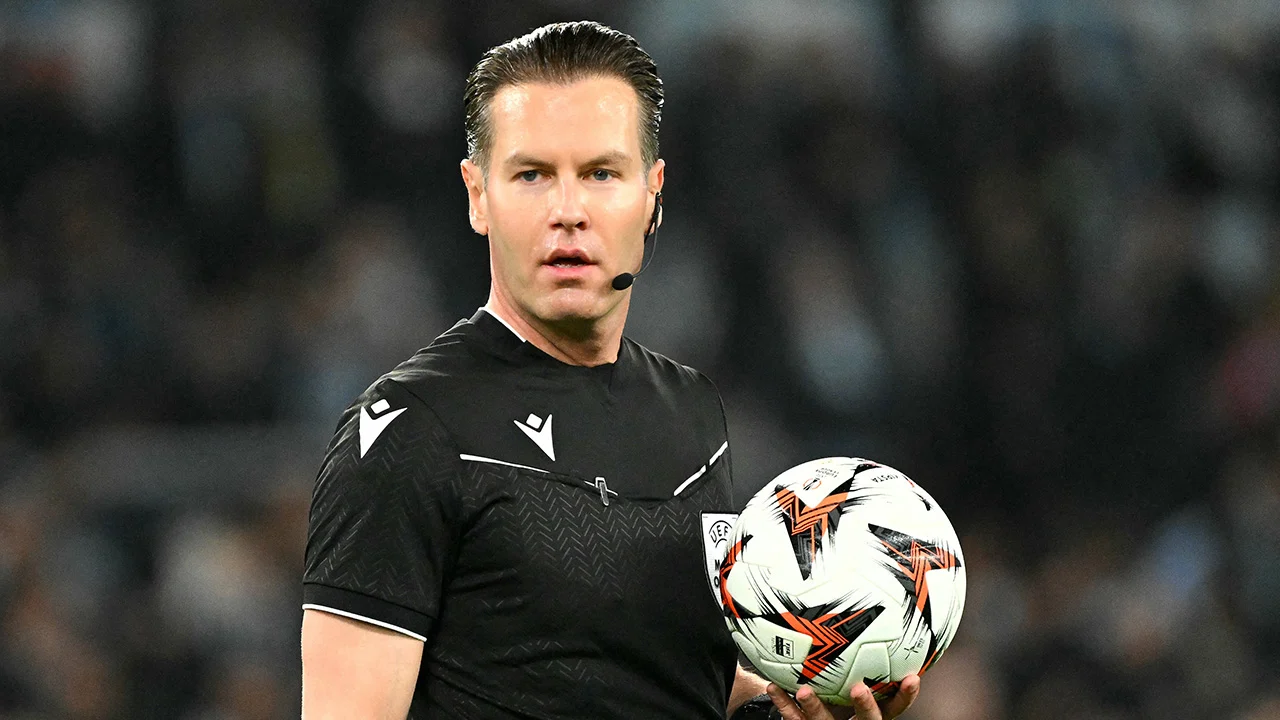 Danny Makkelie fluit topper tussen Feyenoord en PSV in De Kuip