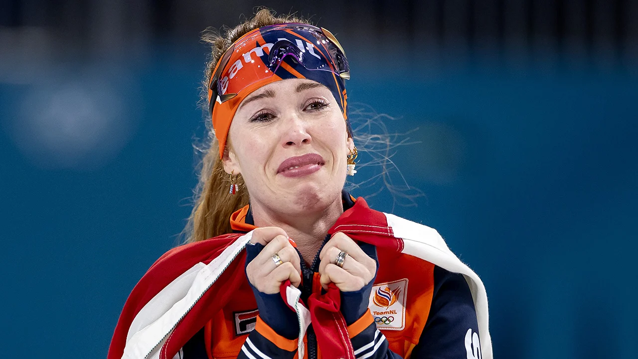 Antoinette Rijpma-de Jong emotioneel na behalen gouden medaille: 'Hier schaats je voor!'