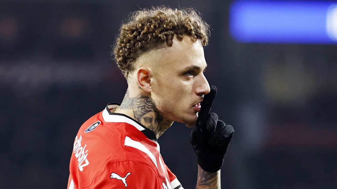 Willy en René van de Kerkhof over gebaartje Noa Lang: 'Schandalig, PSV-onwaardig!'