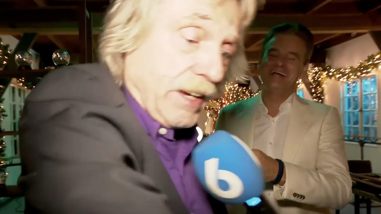 Wilfred begint te zingen tijdens interview met Shownieuws, Johan reageert grappend: 'Ik ga weg!'