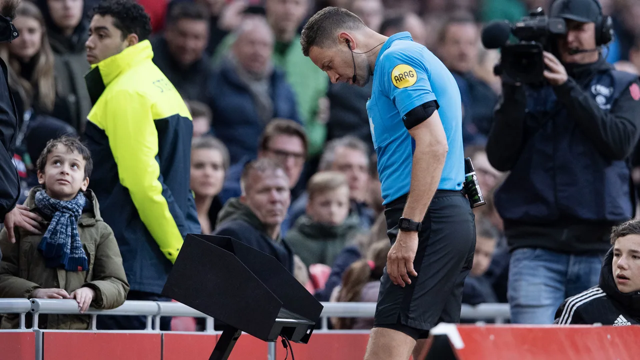 VAR greep in bij 1 op de 4 eredivisiewedstrijden