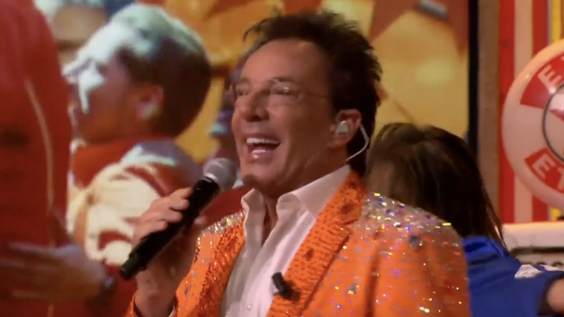 Gerard Joling zorgt met WK-hit 'Rood, Wit, Blauw' voor heerlijke opening van Vandaag Inside Oranje!